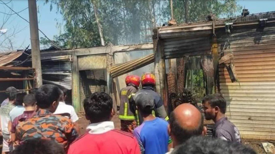 গ্যারেজে অগ্নিকাণ্ডের পর গ্যাস সিলিন্ডার বিস্ফোরণ, আহত ১৫